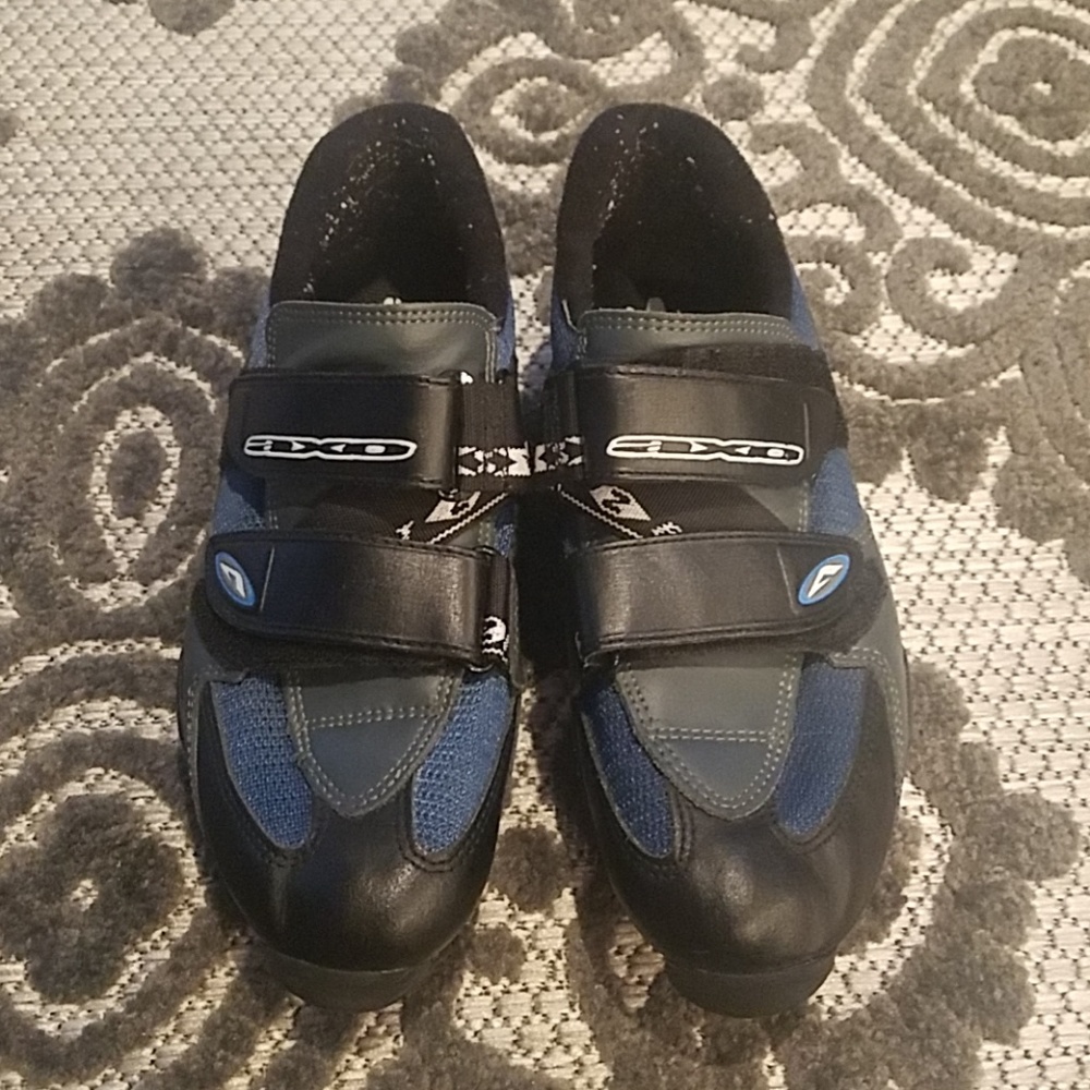 Spinning shoes with cleats